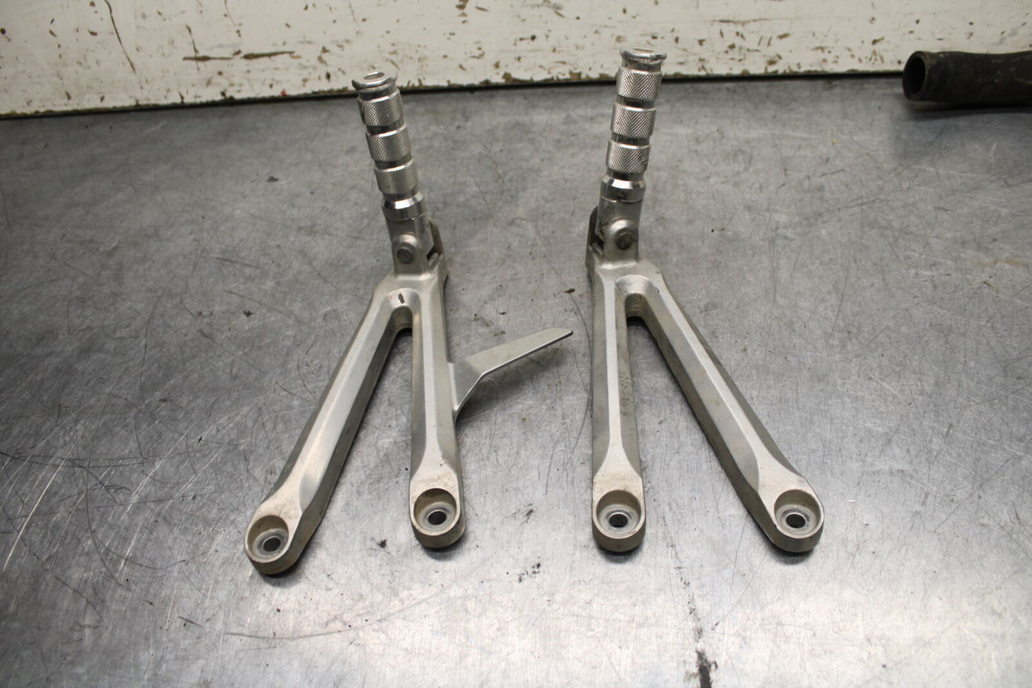 05-06 HONDA CBR600RR REAR BACK PASSENGER PEG SET PAIR BB739