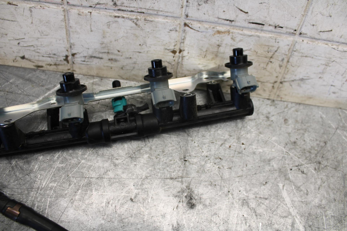 2009 Honda CBR600RR SECONDARY FUEL INJECTORS TOP AIRBOX GAS RAIL BB536