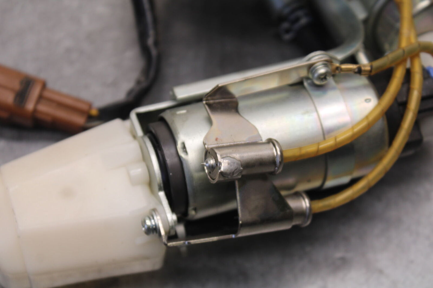 05-06 SUZUKI BOULEVARD M50 FUEL PUMP 15100-10F10 15100-39G00 15100-41F10 BB671