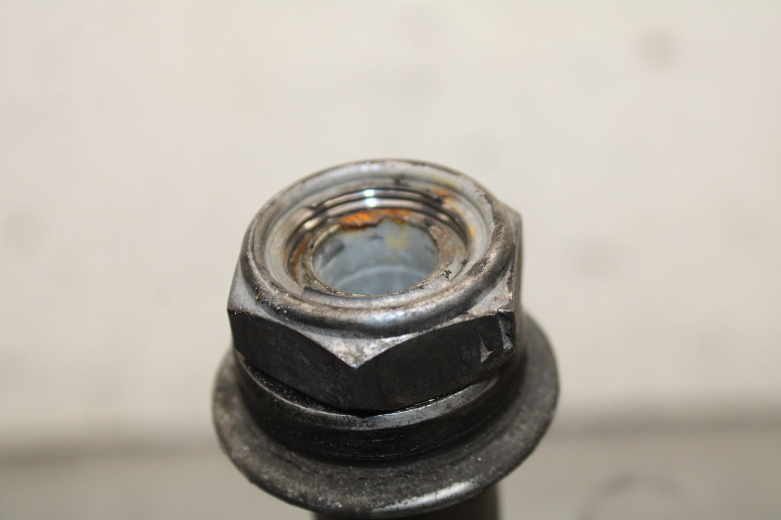 05-06 HONDA CBR600RR REAR AXLE BACK WHEEL RIM BOLT AXEL 42301-MEE-D00  BB689