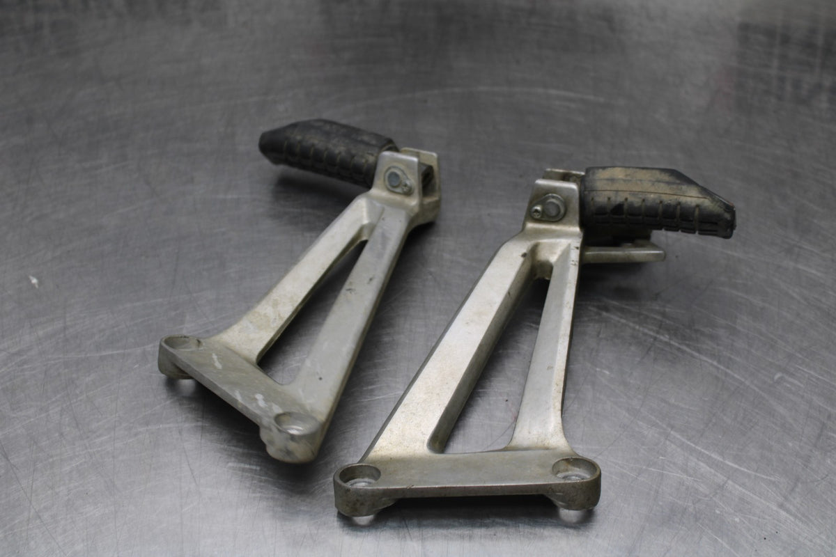 08 HONDA CBR125R REAR BACK PASSENGER PEG SET PAIR BB804