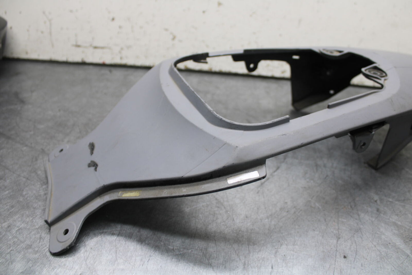 08-10 SUZUKI GSXR 600  CENTER REAR BACK TAIL FAIRING COWL BB101