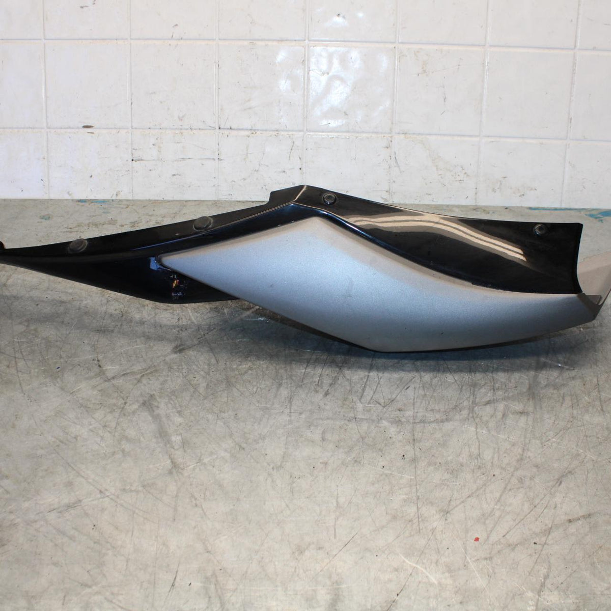 08-10 SUZUKI GSXR600 RIGHT REAR BACK TAIL FAIRING COWL SHROUD BB430