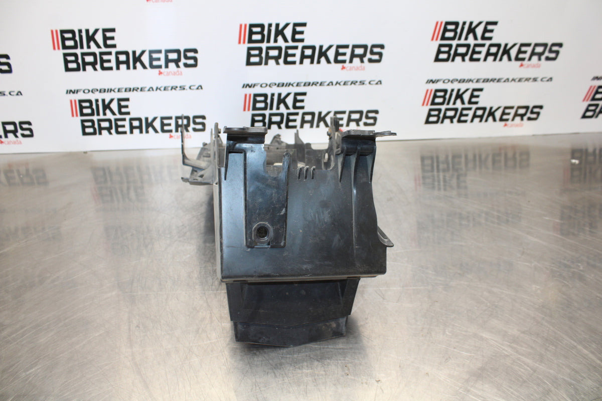 09-15 YAMAHA FZ6R REAR BACK TAIL UNDERTAIL BATTERY TRAY PLASTIC BB161