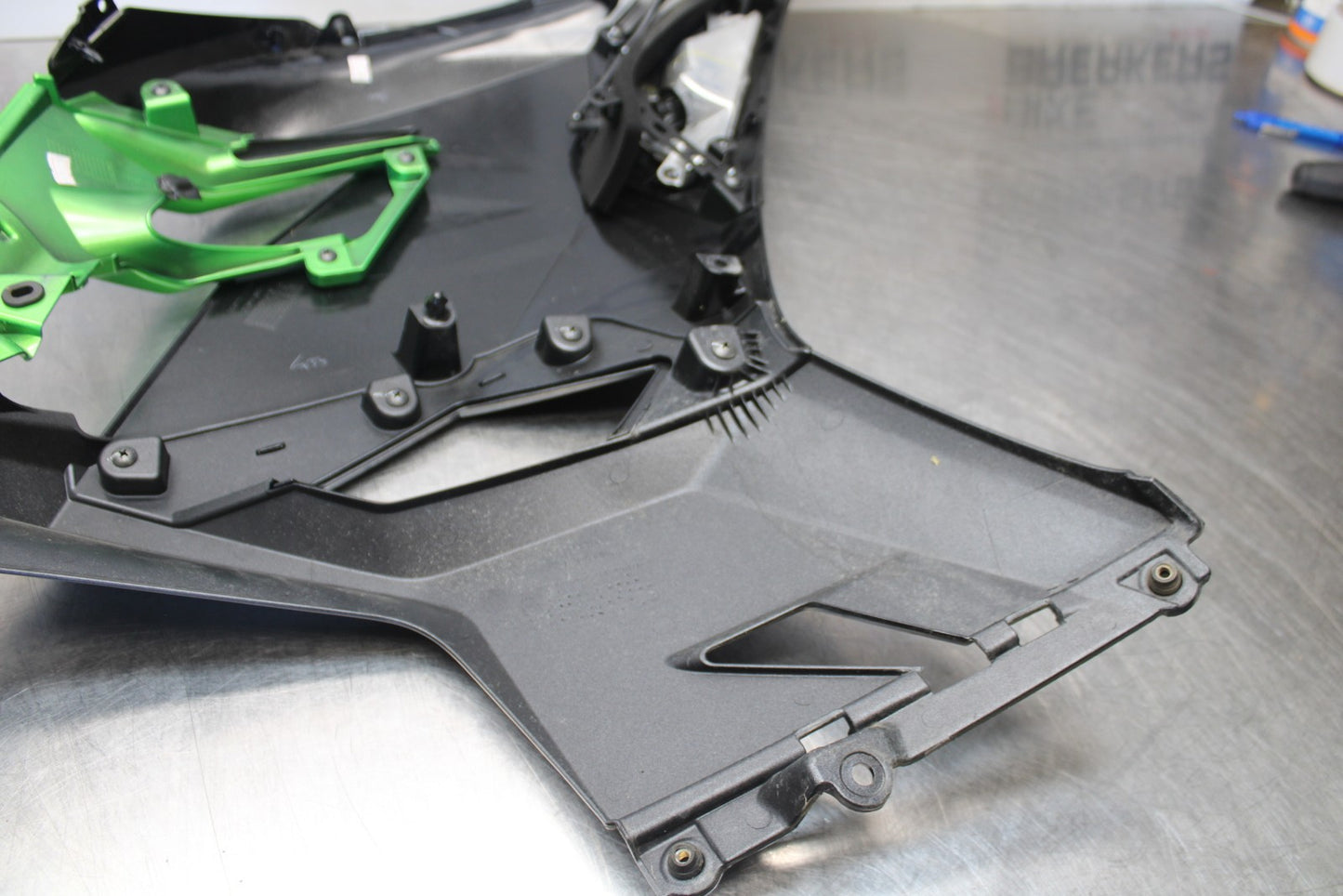 18-23 KAWASAKI NINJA 400 EX400 LEFT MID UPPER SIDE FAIRING COWL PLASTIC BB192