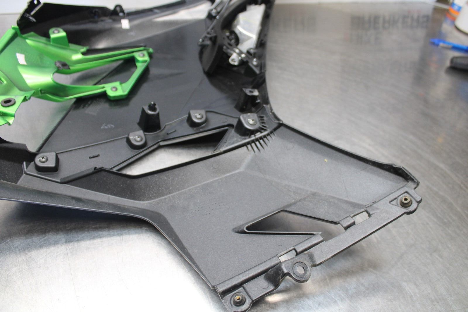 18-23 KAWASAKI NINJA 400 EX400 LEFT MID UPPER SIDE FAIRING COWL PLASTIC BB192