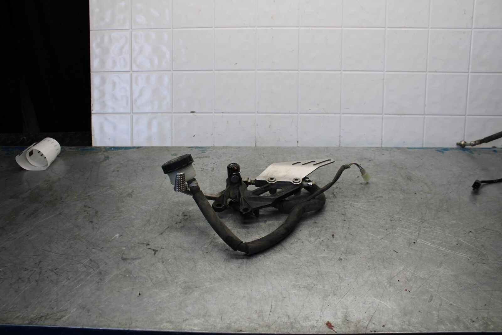 06-07 KAWASAKI NINJA ZX14R RIGHT REARSET R SET DRIVER FT PEG BRACKET MOUNT BB433