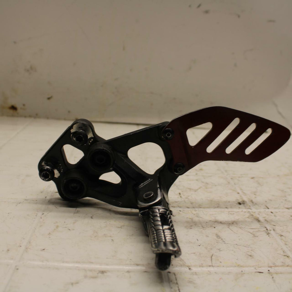 06-07 SUZUKI GSXR600 LEFT REARSET REAR SET DRIVER FOOT PEG BRACKET MOUNT BB15