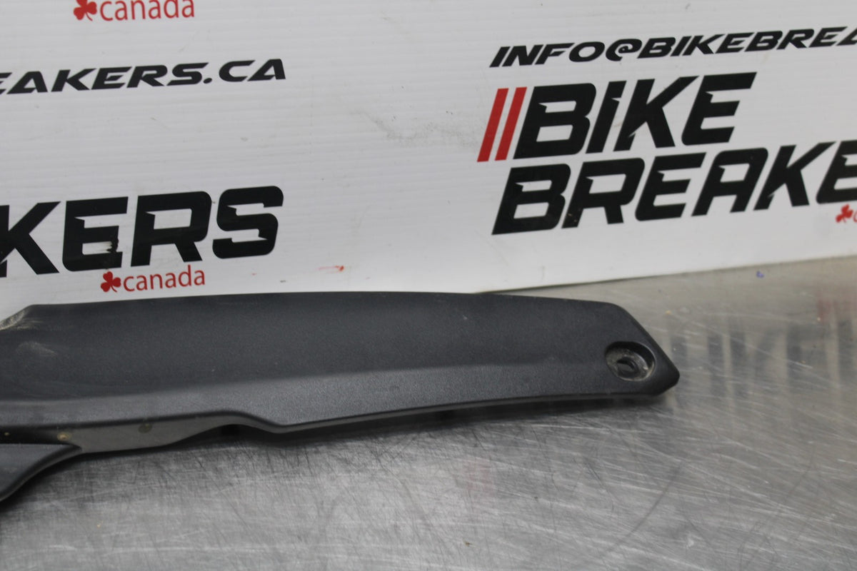 22-25 YAMAHA YZF R7 RIGHT FRONT SIDE SEAT SADDLE PANEL TRIM COWL FAIRING BB769