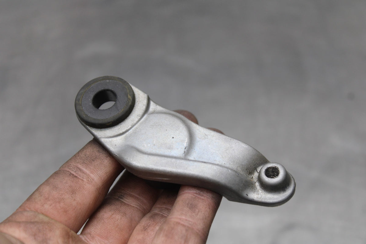 08-16 YAMAHA YZF R6 FRONT GAS TANK BRACKET MOUNT BB856