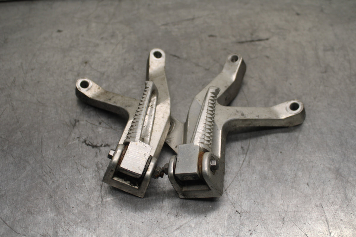 96-07 YAMAHA YZF600R REAR BACK PASSENGER PEG SET PAIR  BB746