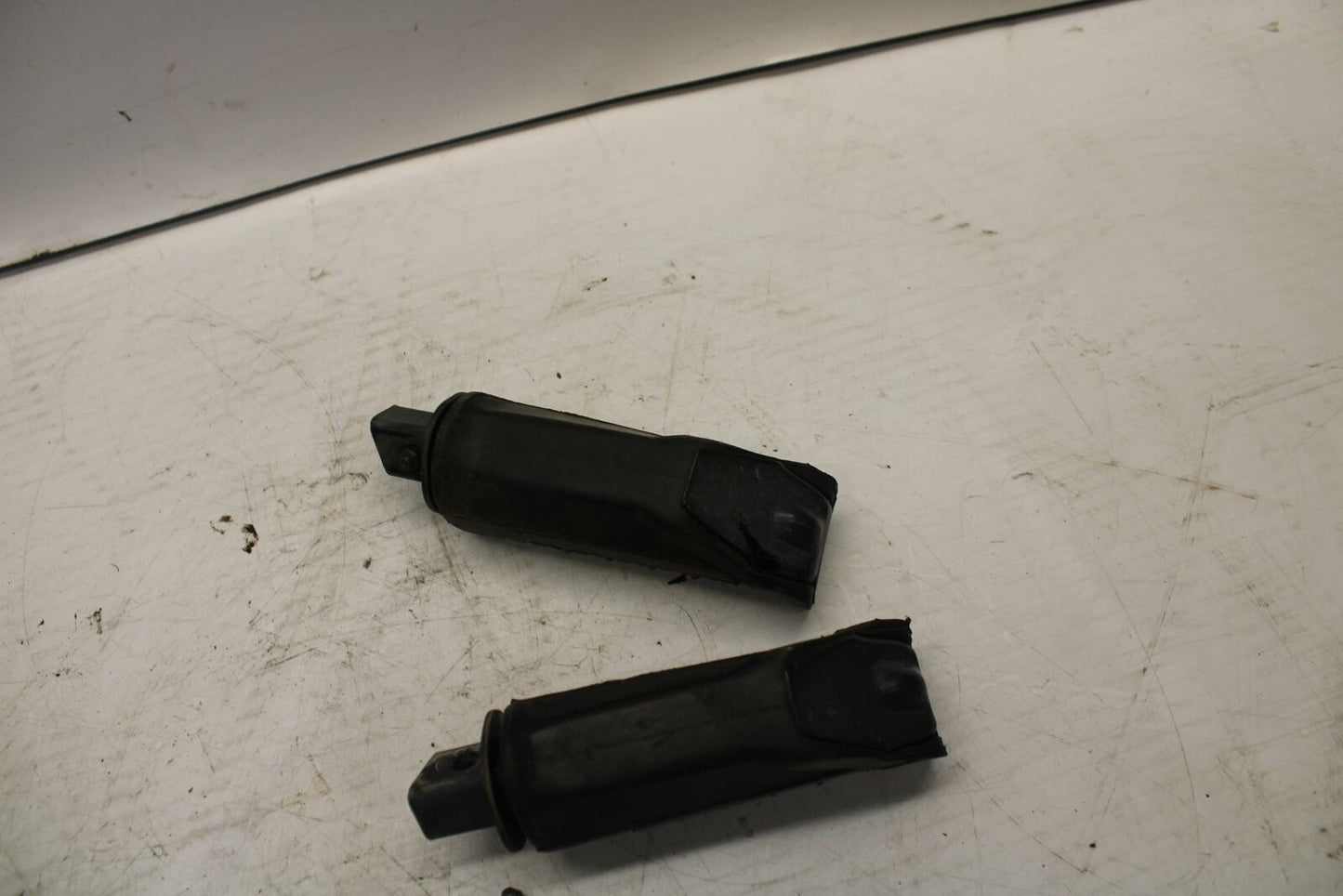 04-09 SUZUKI GS500F REAR BACK PASSENGER PEG SET PAIR BB261