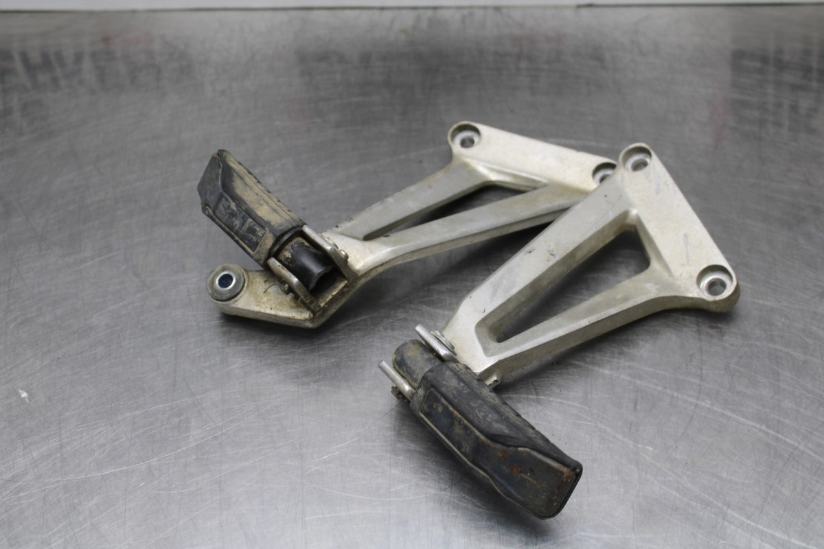 08 HONDA CBR125R REAR BACK PASSENGER PEG SET PAIR BB804