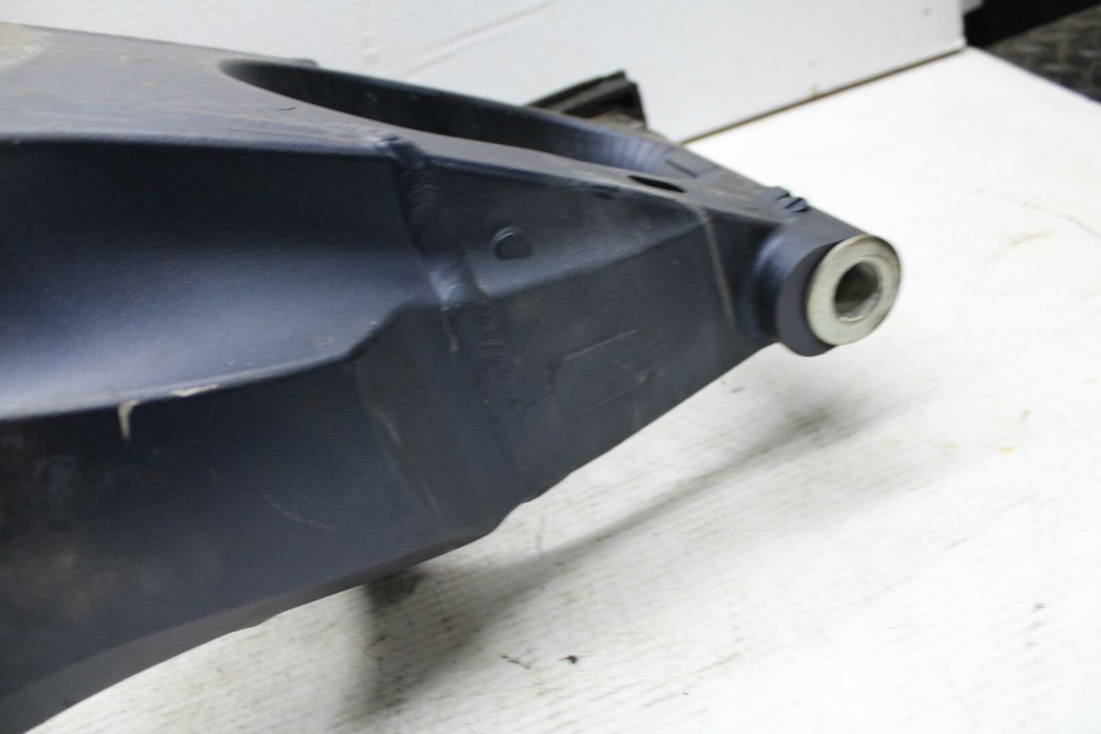 11-17 SUZUKI GSXR750  SWINGARM BACK SUSPENSION SWING ARM 61000-14J00-YUA BB306