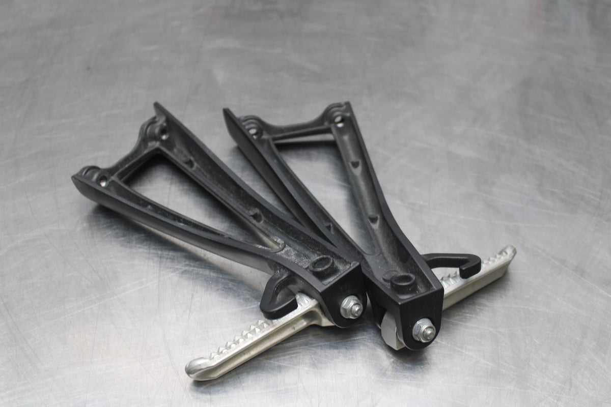 08-16 YAMAHA YZF R6 REAR BACK PASSENGER PEG SET PAIR BB856