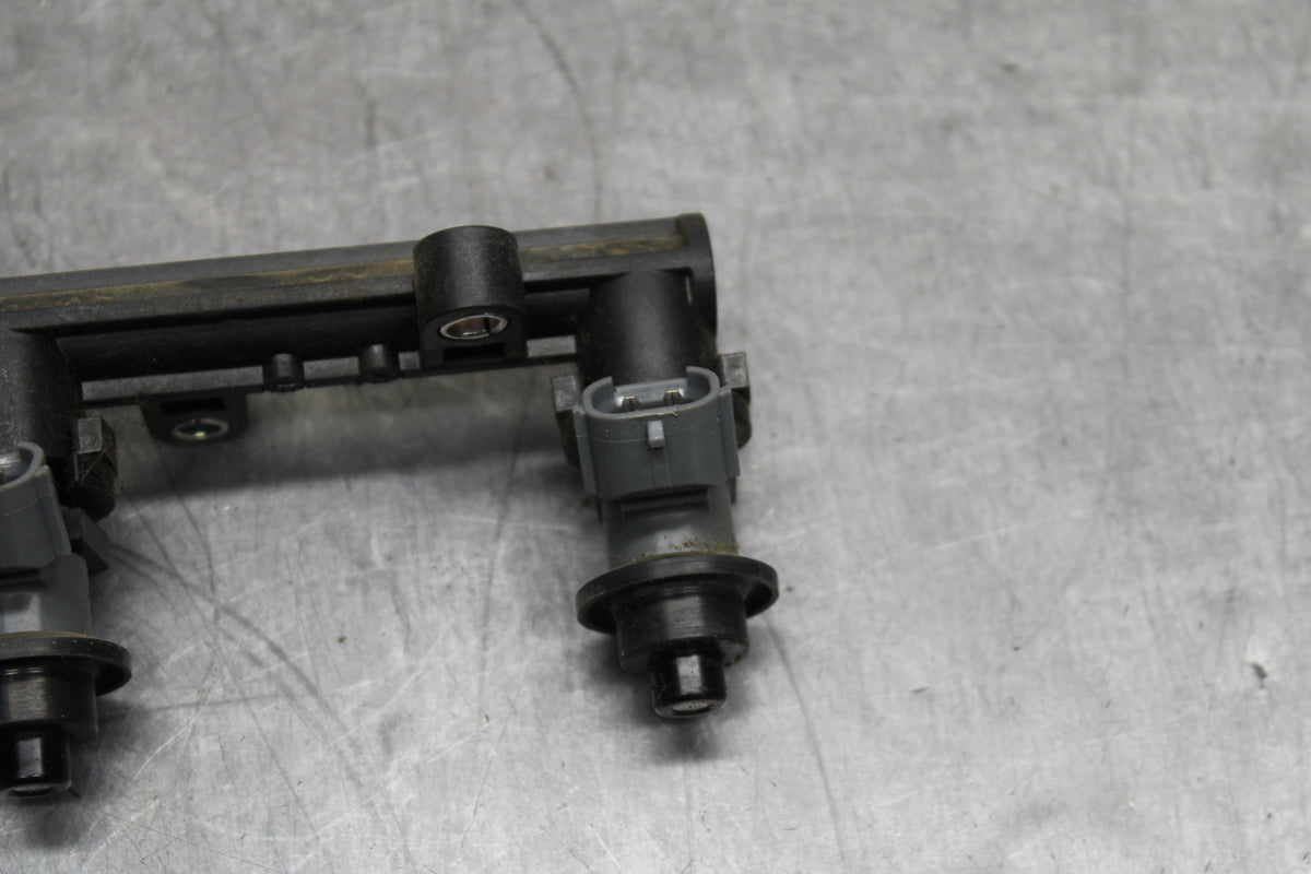12-16 HONDA CBR1000RR SECONDARY FUEL INJECTORS TOP AIRBOX GAS RAIL BB114