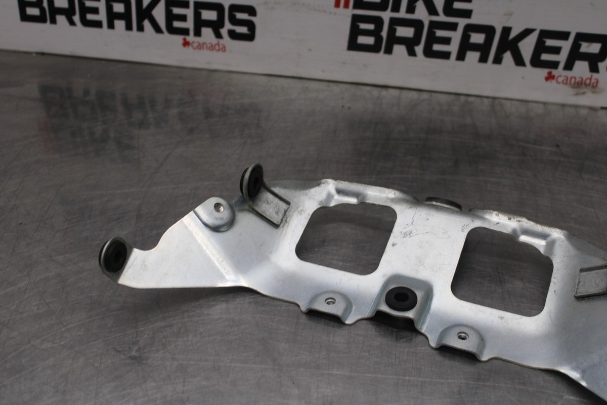 06-07 SUZUKI GSXR 600 FRONT GAS TANK BRACKET MOUNT BB880