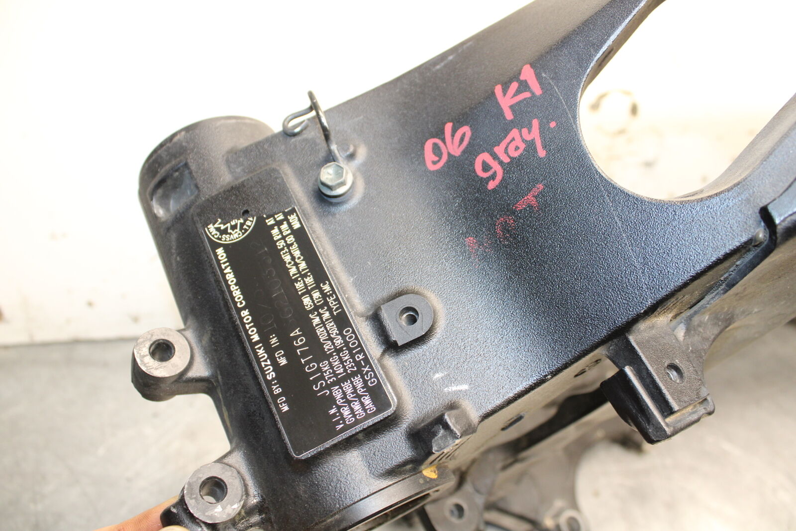 05-06 SUZUKI GSXR1000 FRAME CHASSIS BB677