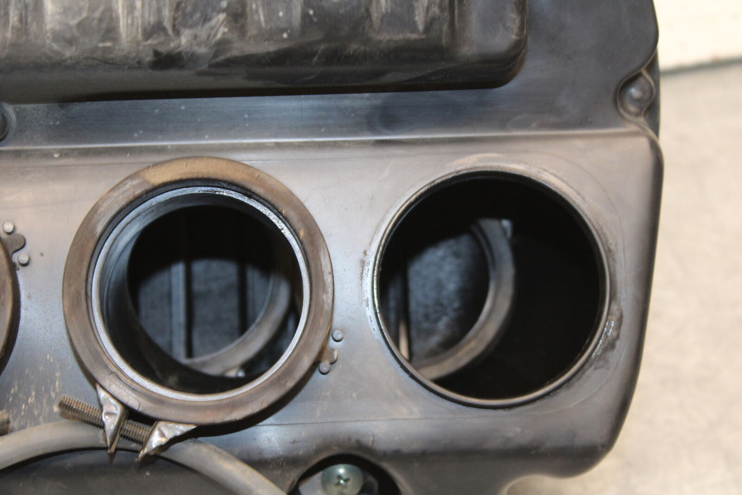 05-06 SUZUKI GSXR1000 AIRBOX AIR INTAKE FILTER BOX 13700-41G00 13740-41G00 BB663