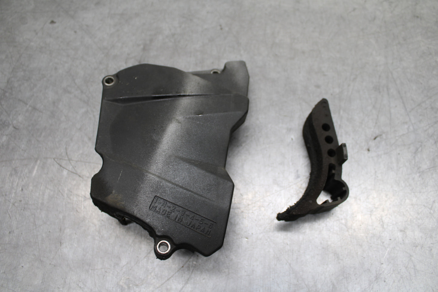 03-05 YAMAHA YZF R6  ENGINE SPROCKET COVER BB751
