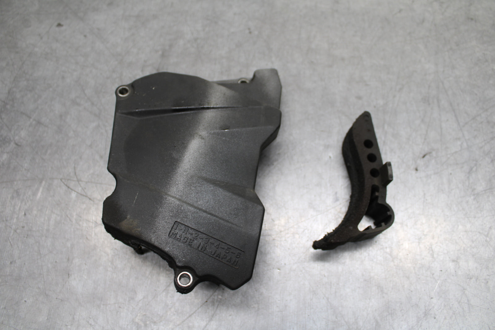 03-05 YAMAHA YZF R6  ENGINE SPROCKET COVER BB751