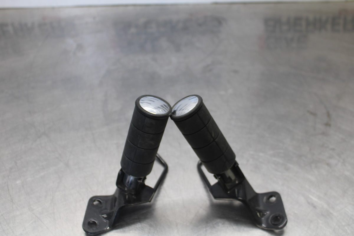07 SUZUKI BOULEVARD M50 REAR PASSENGER FOOT STEP PEG SET BB897