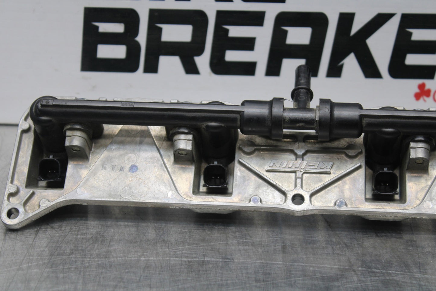 08 KAWASAKI NINJA ZX10R SECONDARY FUEL INJECTORS TOP AIRBOX GAS RAIL BB201