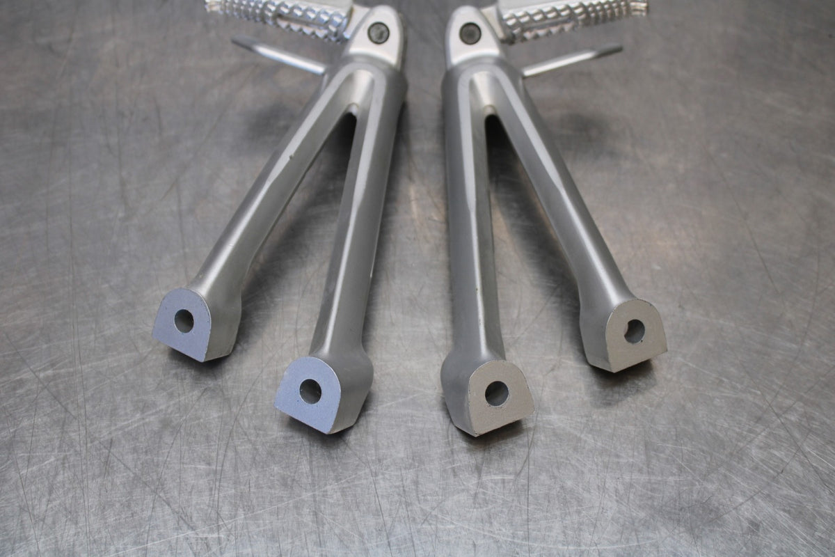 06-07 SUZUKI GSXR 600 REAR BACK PASSENGER PEG SET PAIR BB170