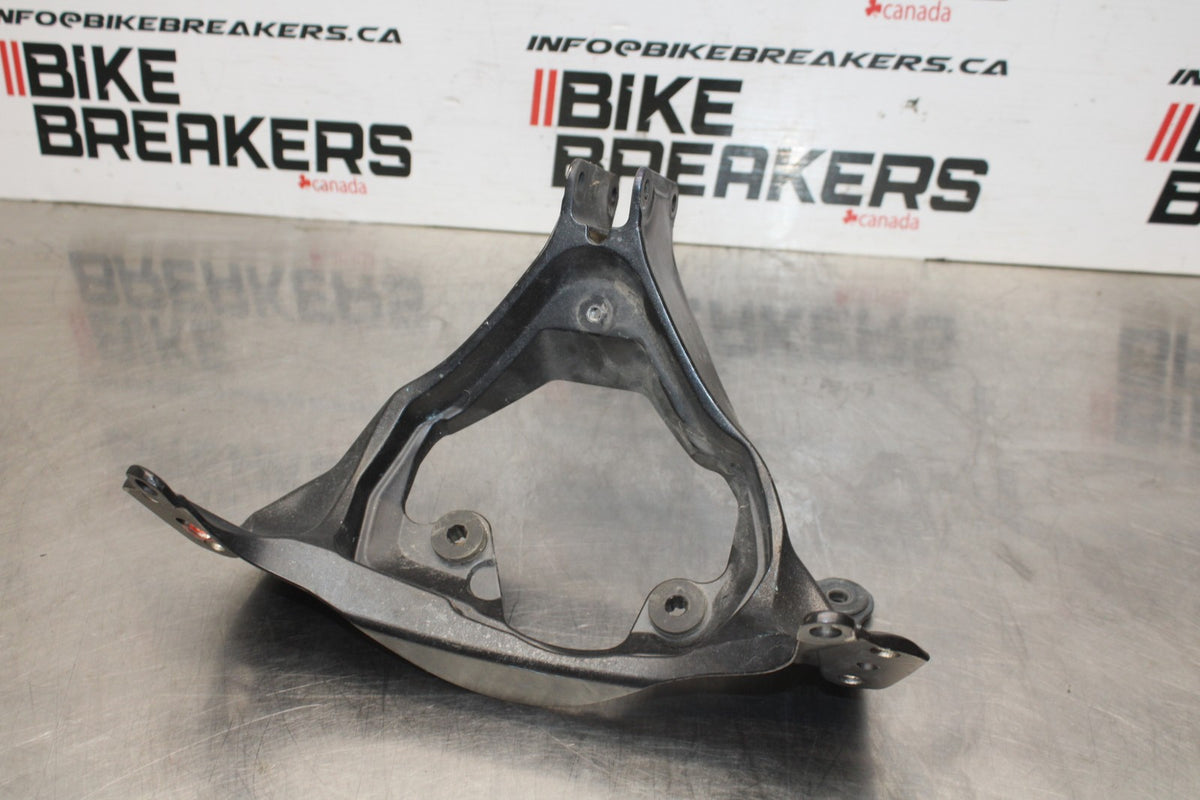 06-07 SUZUKI GSXR600 UPPER FAIRING MIRROR GAUGES STAY BRACKET BB836