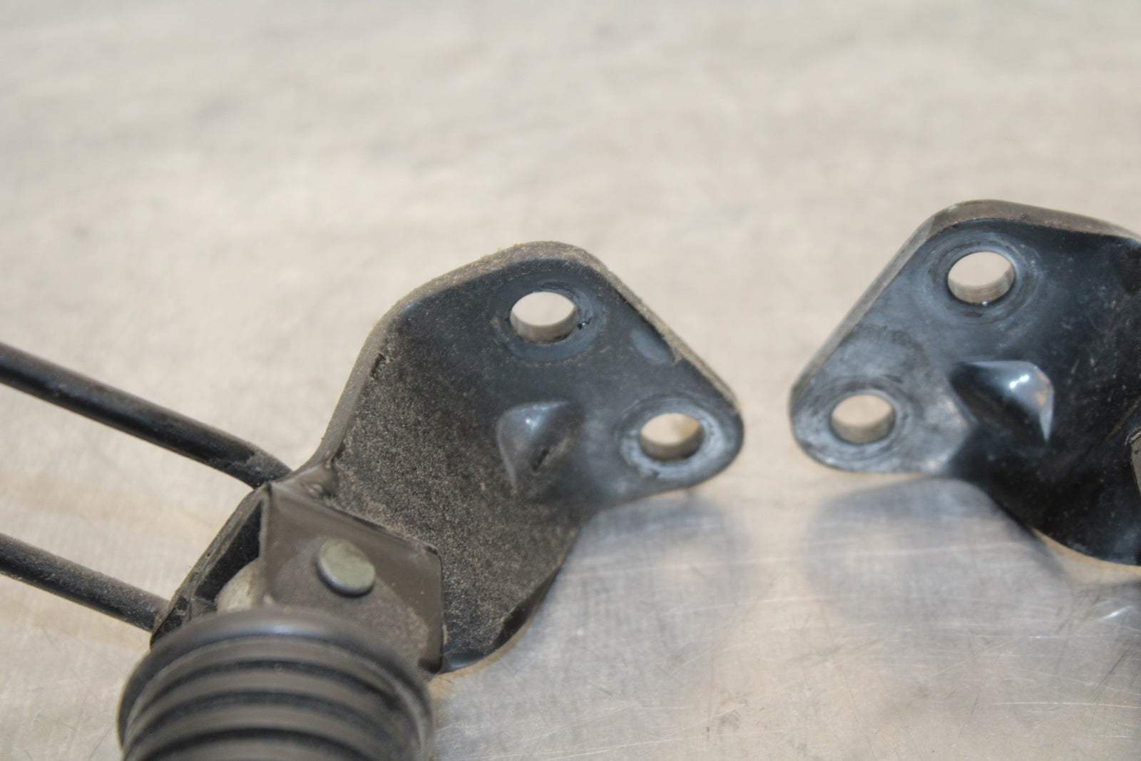 04 SUZUKI INTRUDER 800 REAR PASSENGER FOOT STEP PEG BB758