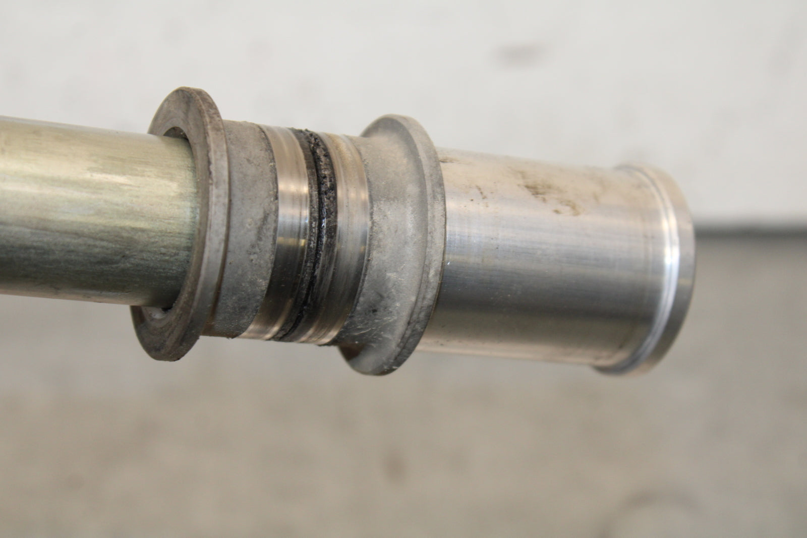 16 KAWASAKI NINJA ZX10R FRONT WHEEL RIM AXLE PIVOT BOLT 41068-0594 BB650