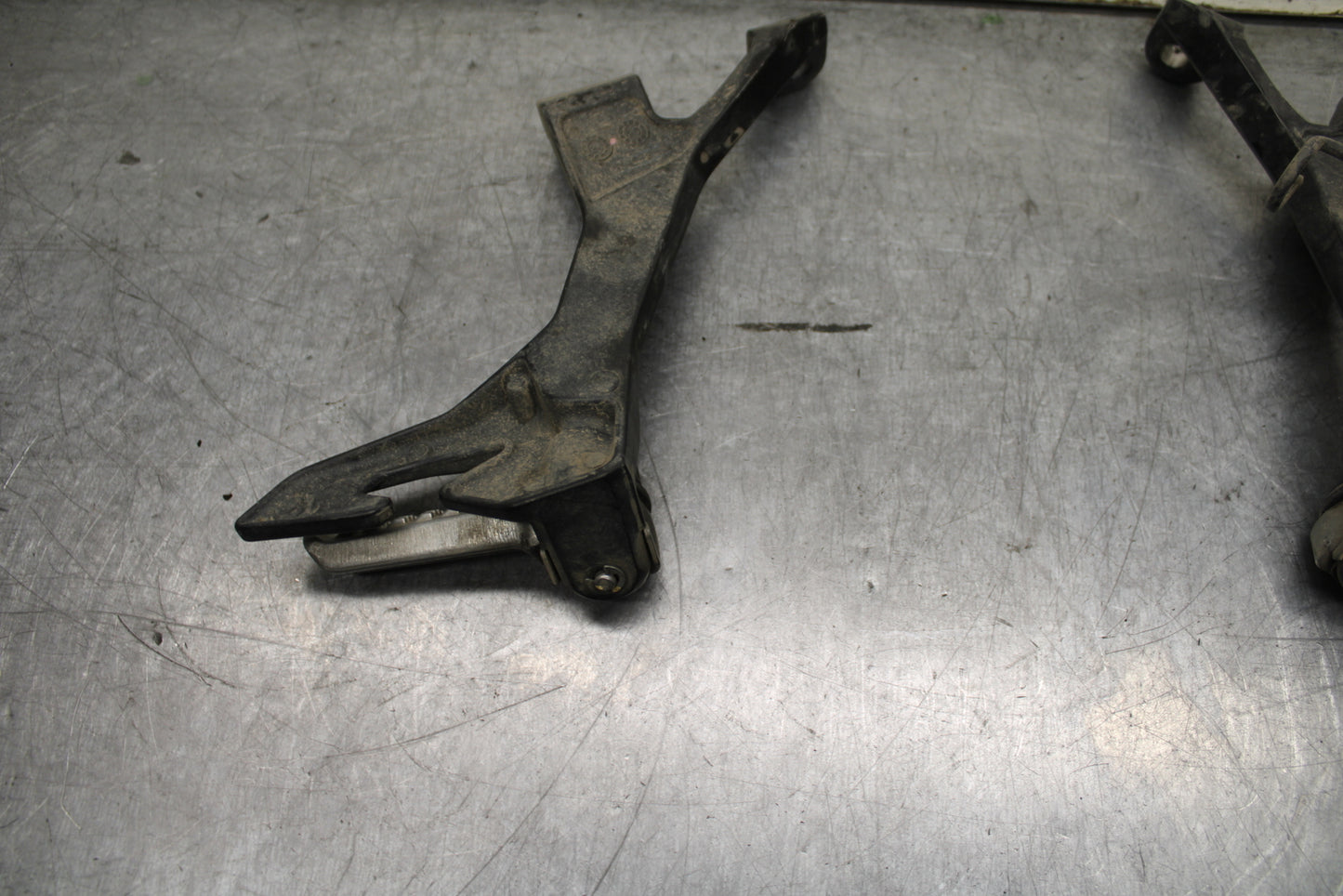 24 KAWASAKI NINJA 500 ABS REAR BACK PASSENGER PEG SET PAIR BB744