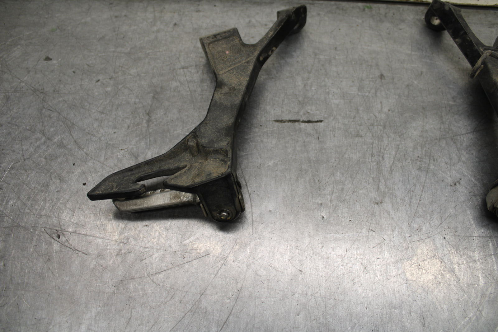 24 KAWASAKI NINJA 500 ABS REAR BACK PASSENGER PEG SET PAIR BB744