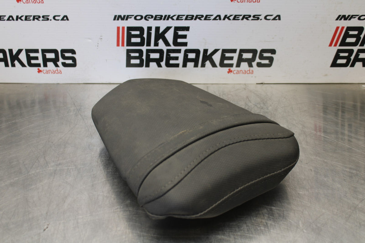04-06 YAMAHA YZF R1 REAR BACK PASSENGER TANDEM SEAT PAD SADDLE PILLION BB160