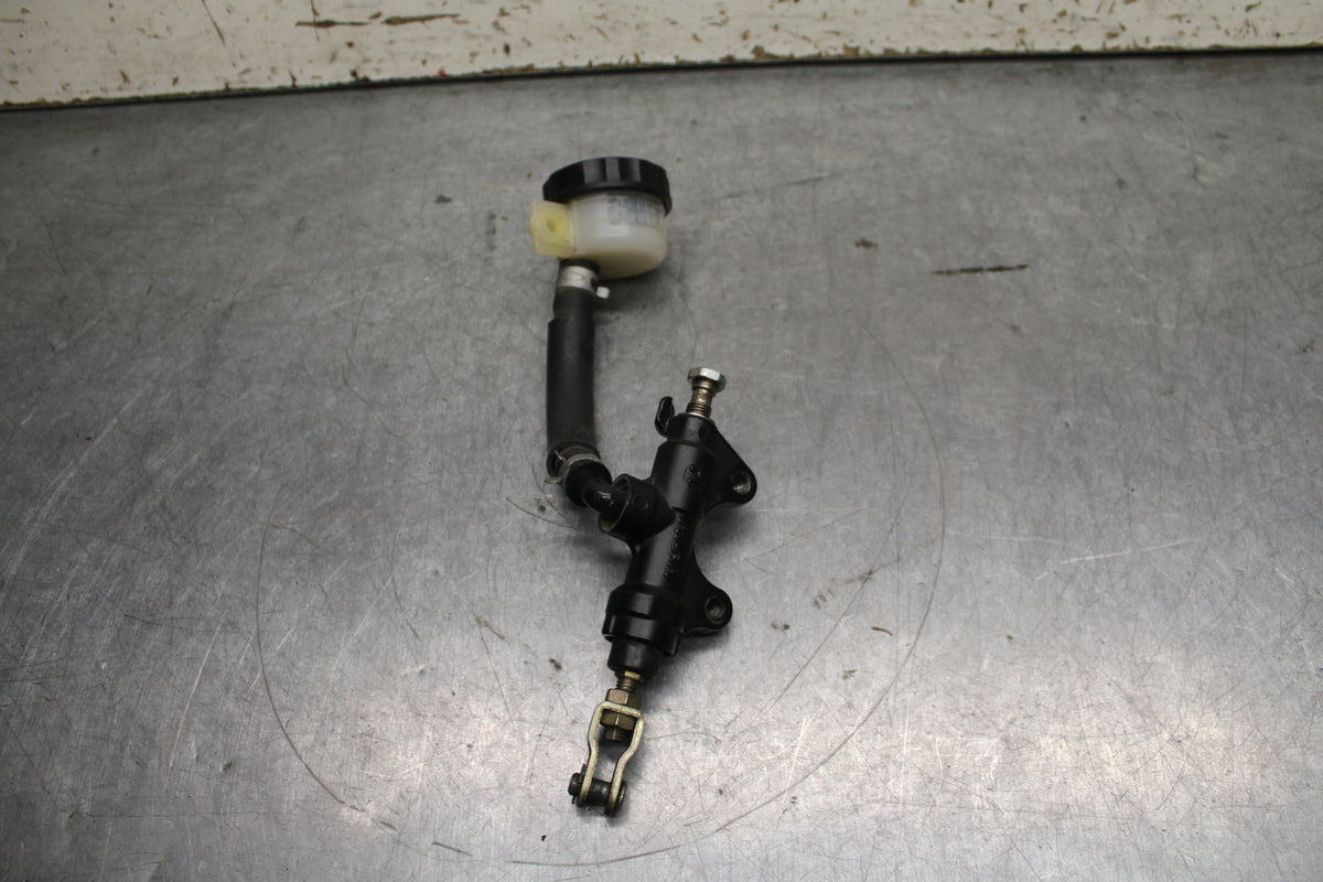 03-04 TRIUMPH DAYTONA 600 REAR BACK BRAKE MASTER CYLINDER W RESERVOIR BB745