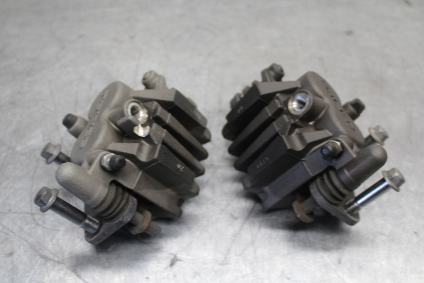 12-17 KAWASAKI ER-6N Z650 RIGHT LEFT FRONT BRAKE CALIPER SET PAIR CALIPERS BB709