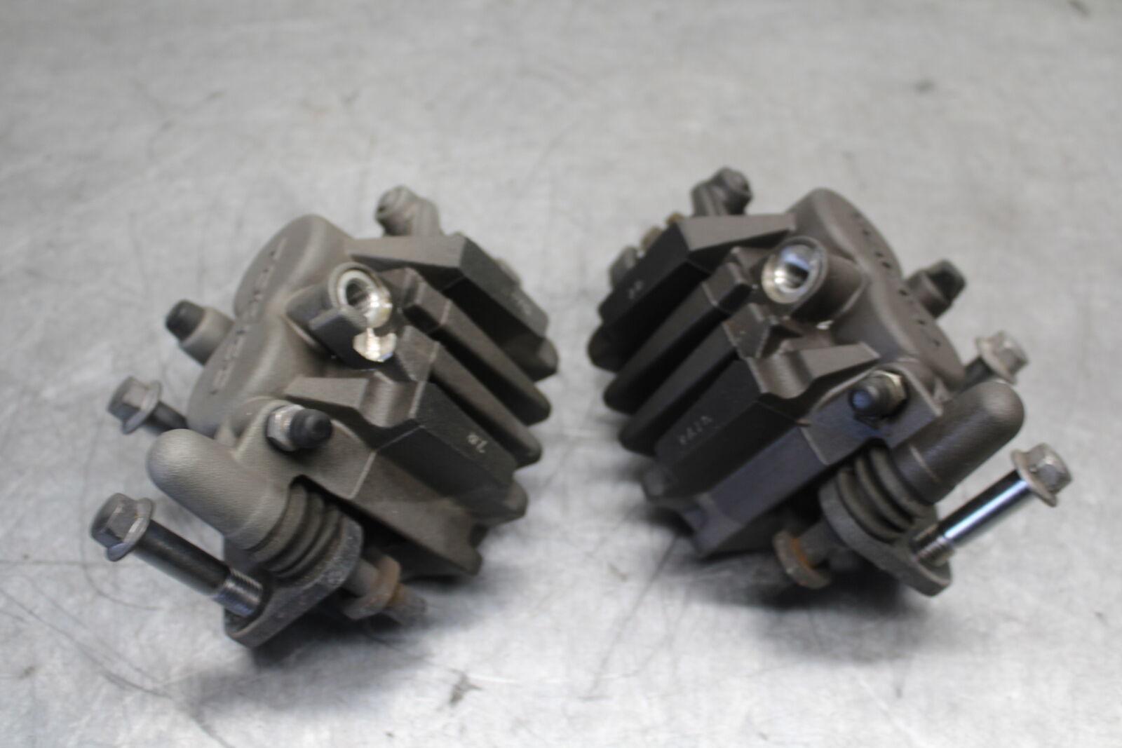 12-17 KAWASAKI ER-6N Z650 RIGHT LEFT FRONT BRAKE CALIPER SET PAIR CALIPERS BB709