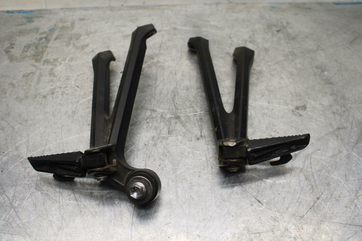 15-21 SUZUKI GSXR600 REAR BACK PASSENGER PEG SET PAIR BB418