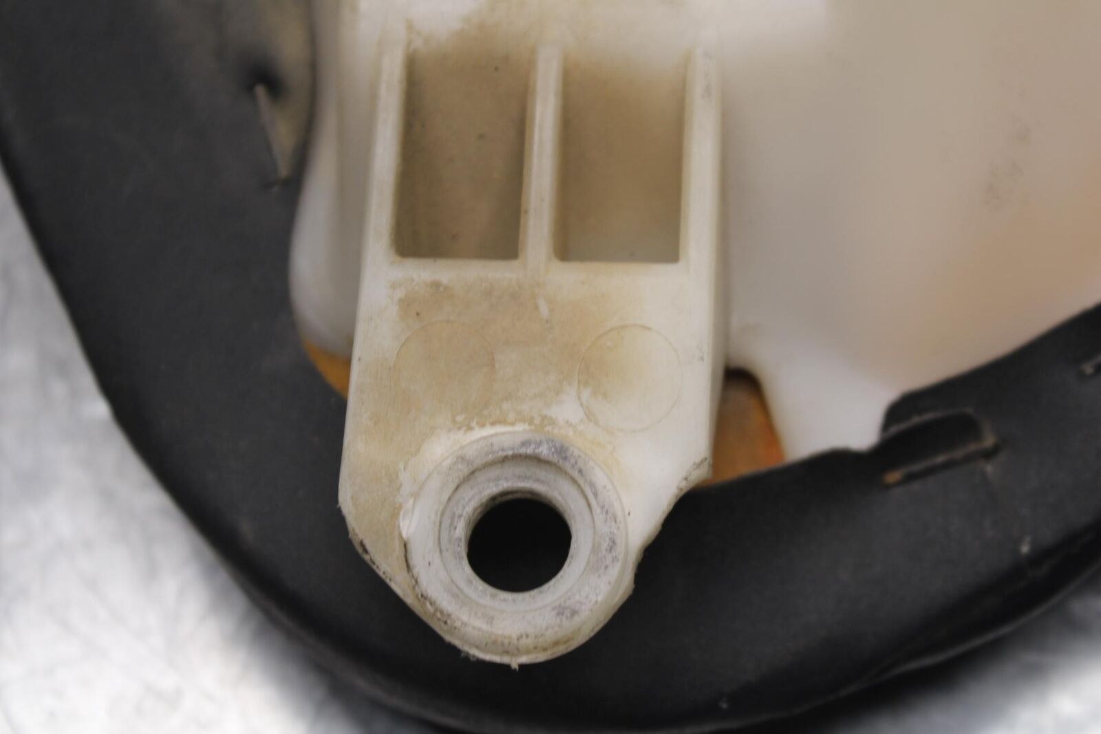 2007 Yamaha YZF R1 FRONT DRIVERS SEAT PAD SADDLE PILLION 4C8-24710-00-00 BB483