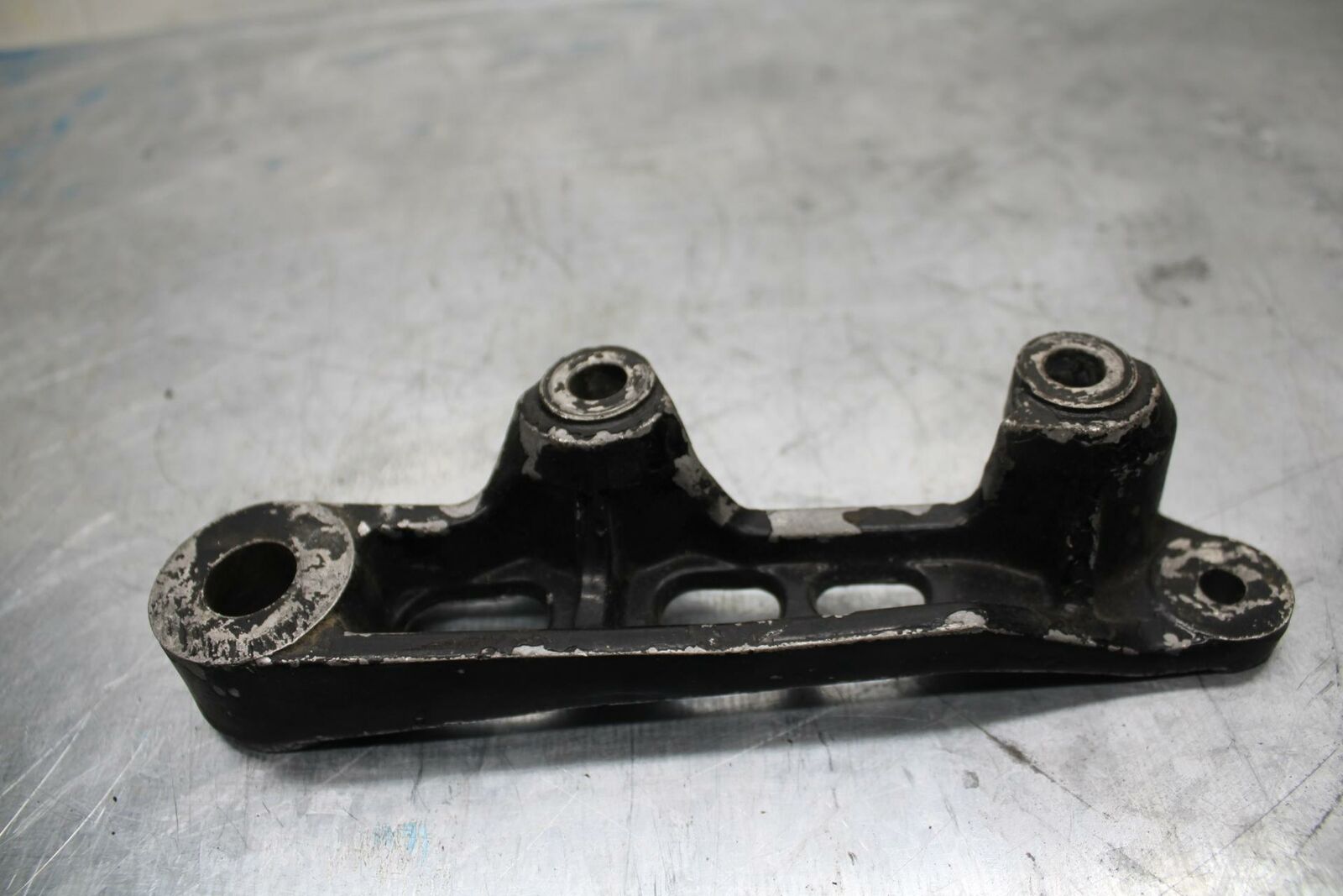 85 YAMAHA RZ500 REAR BRAKE CALIPER HANGER BACK MOUNTING BRACKET BB27 C