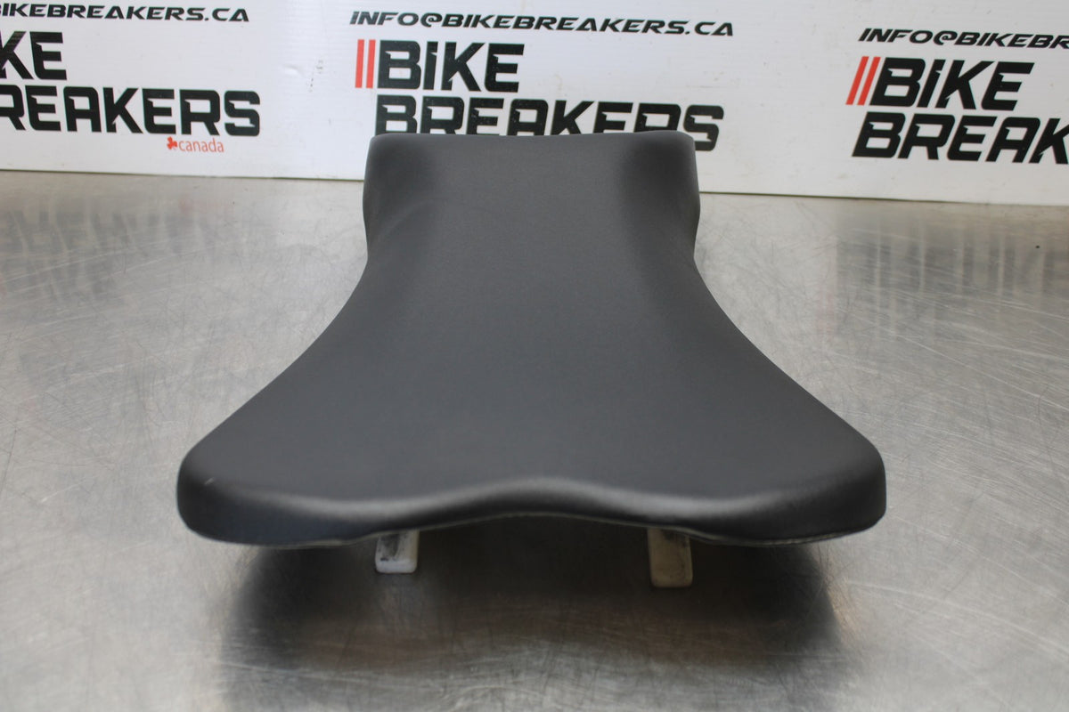 06-07 SUZUKI GSXR 600 FRONT DRIVERS SEAT PAD SADDLE PILLION BB178