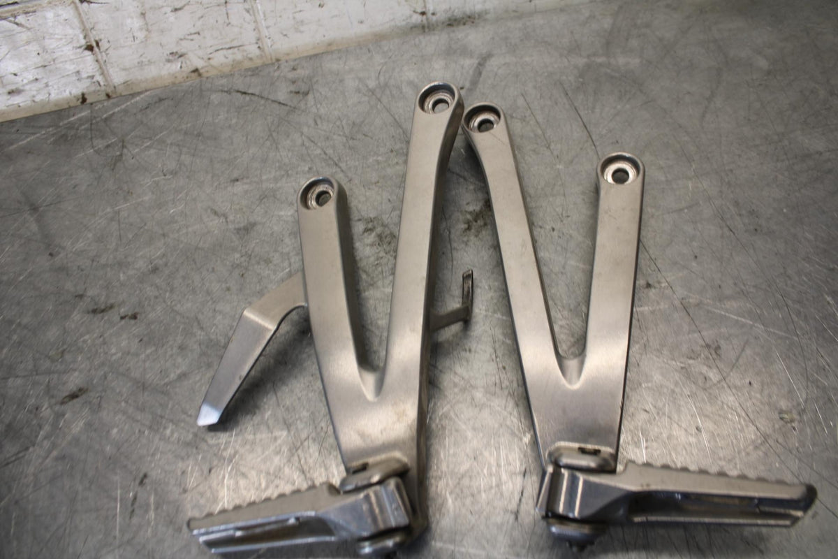 2011 Honda CBR600RR REAR BACK PASSENGER PEG SET PAIR 50720-MEL-305 BB520