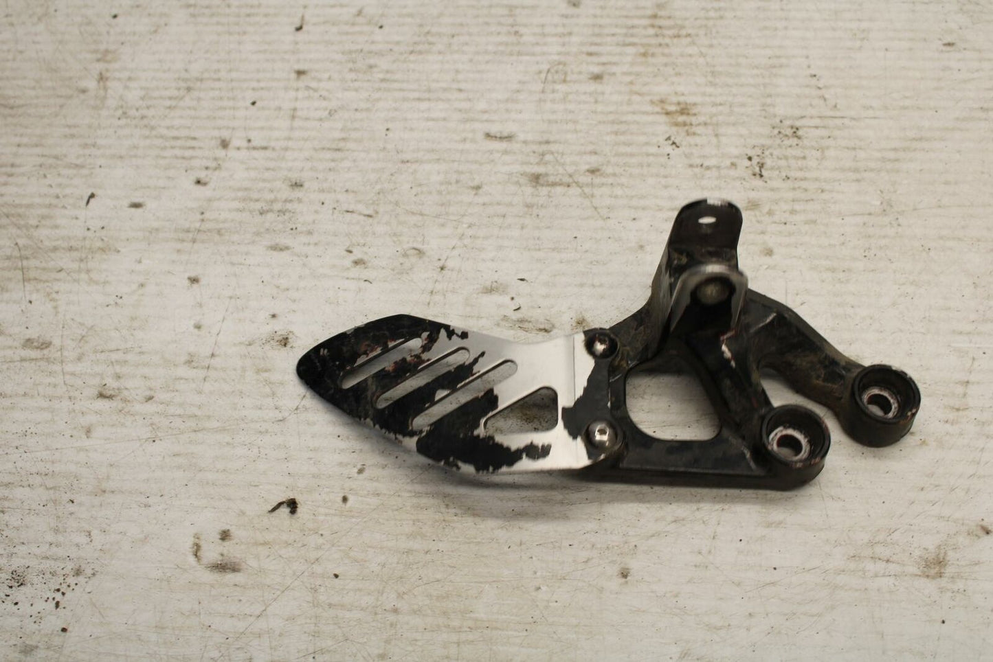 08-09 SUZUKI GSXR600 LEFT REARSET REAR SET DRIVER FOOT PEG BRACKET MOUNT BB156B