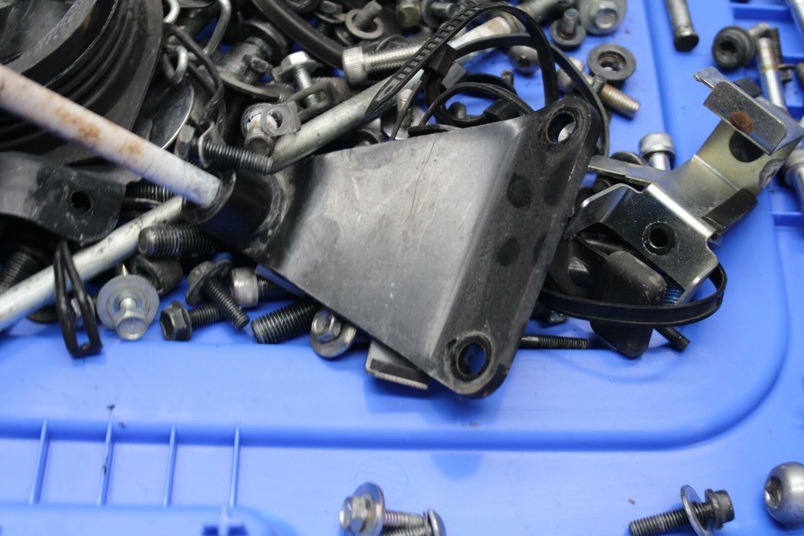 05-09 SUZUKI BOULEVARD C90 BOLTS HARDWARE MOTOR SCREWS BB357