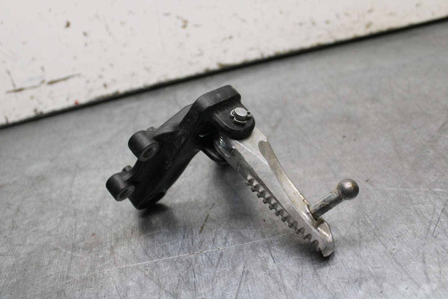 22-24 YAMAHA XSR900 LEFT REARSET REAR SET DRIVER FOOT PEG REST STOP BB710