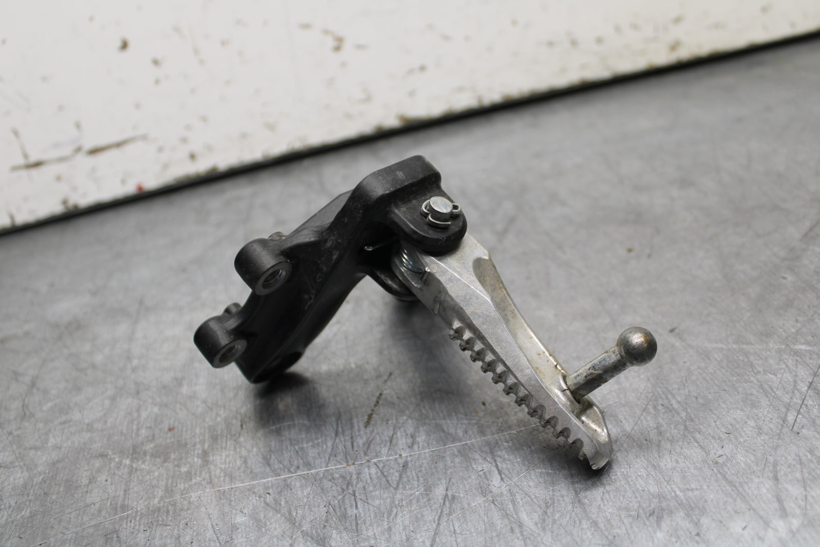 22-24 YAMAHA XSR900 LEFT REARSET REAR SET DRIVER FOOT PEG REST STOP BB710