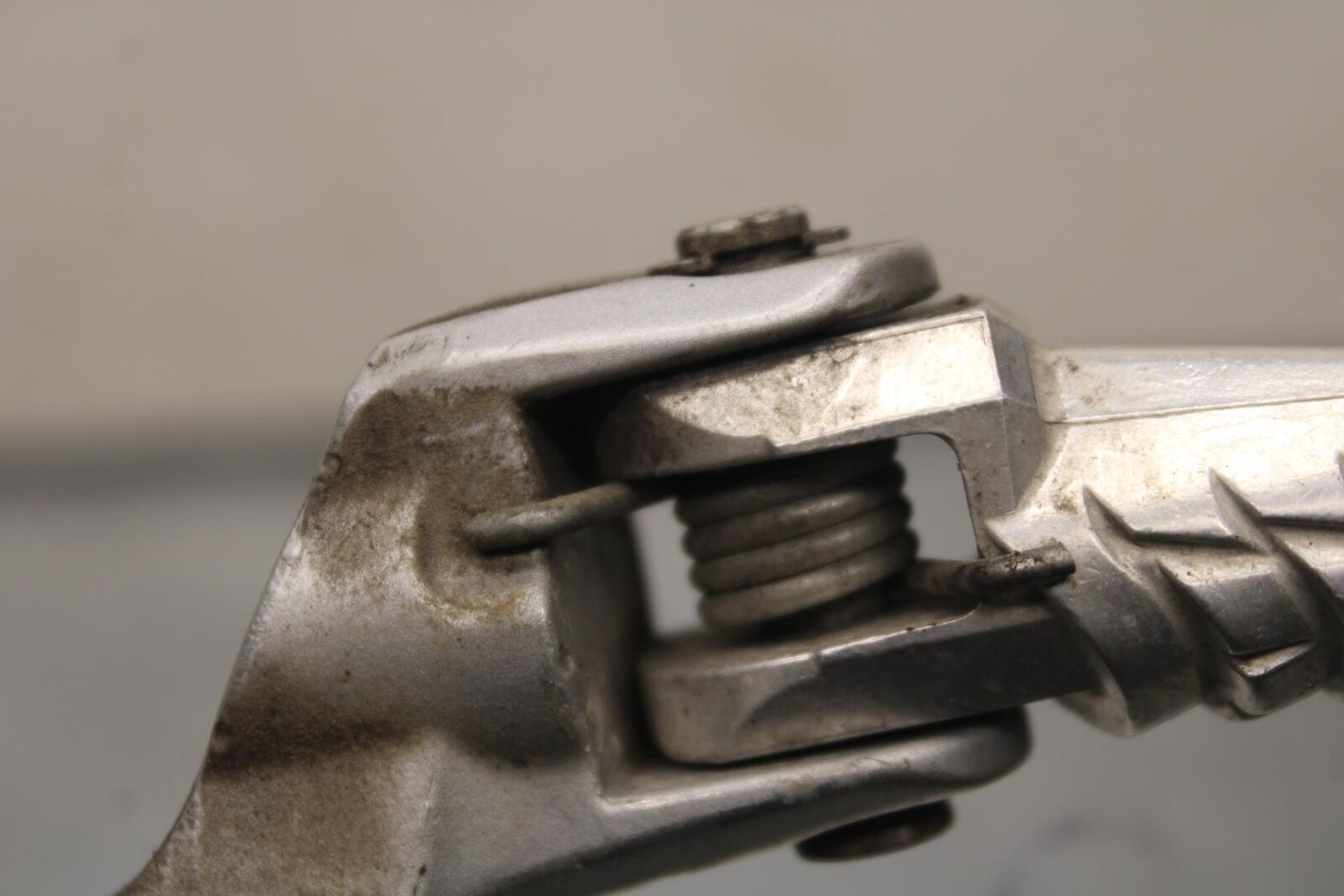 2011 Suzuki GSXR600 LEFT REARSET REAR SET DRIVER FOOT PEG REST STOP BB605