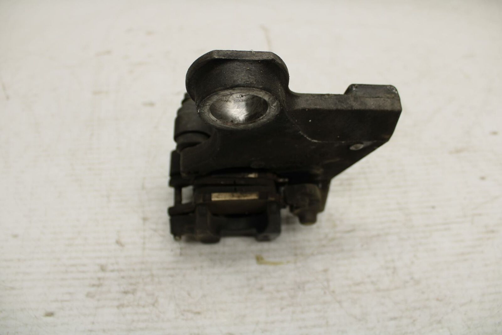07 YAMAHA YZF R6 2c0 REAR BACK BRAKE CALIPER W MOUNT BRACKET BB297