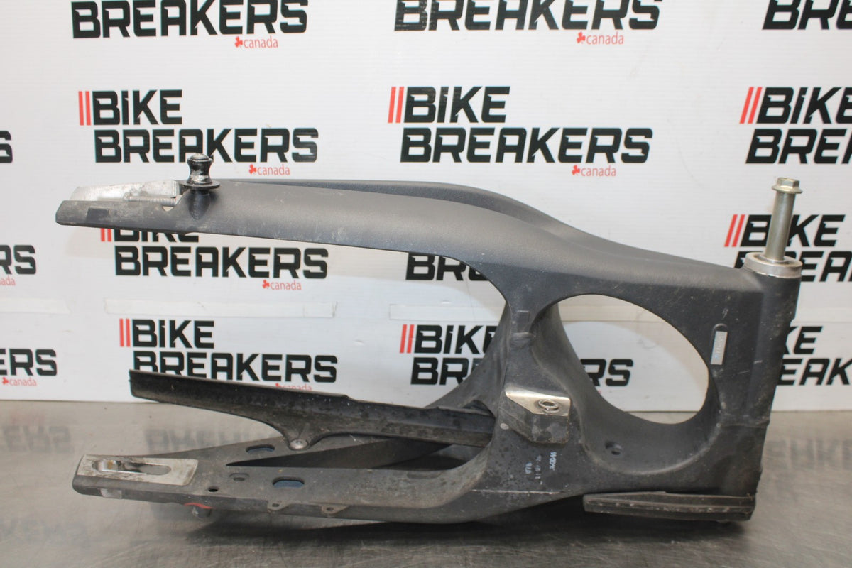 12 TRIUMPH STREET TRIPLE R REAR SWINGARM BACK SUSPENSION SWING ARM BB914