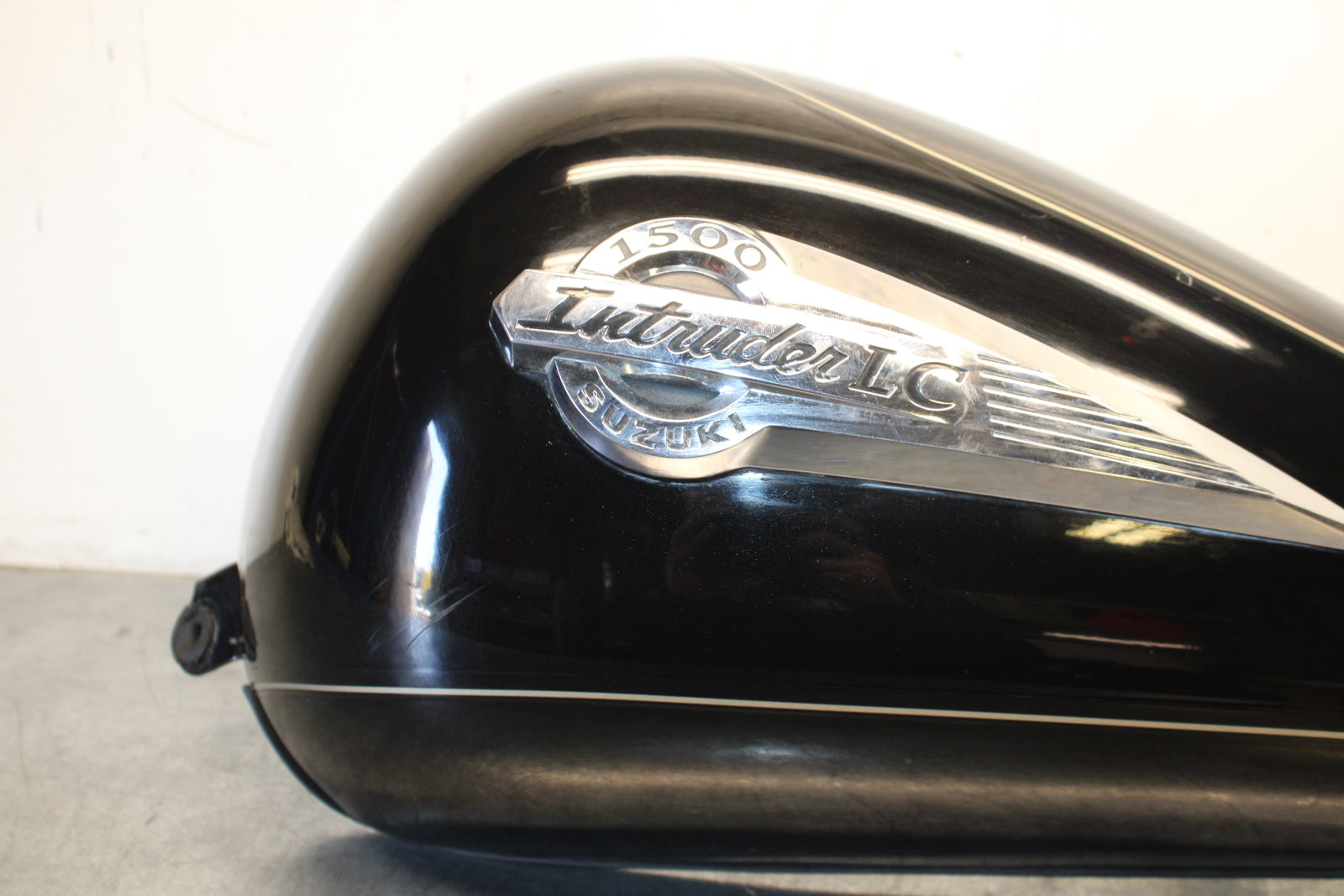 00 SUZUKI INTRUDER 1500 VL1500 LEFT GAS TANK CAP COVER TRIM COWL FAIRING BB761